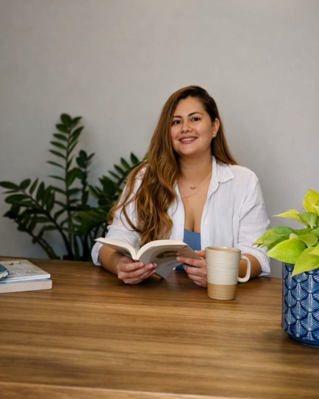 Estela leyendo en su escritorio con una taza de café