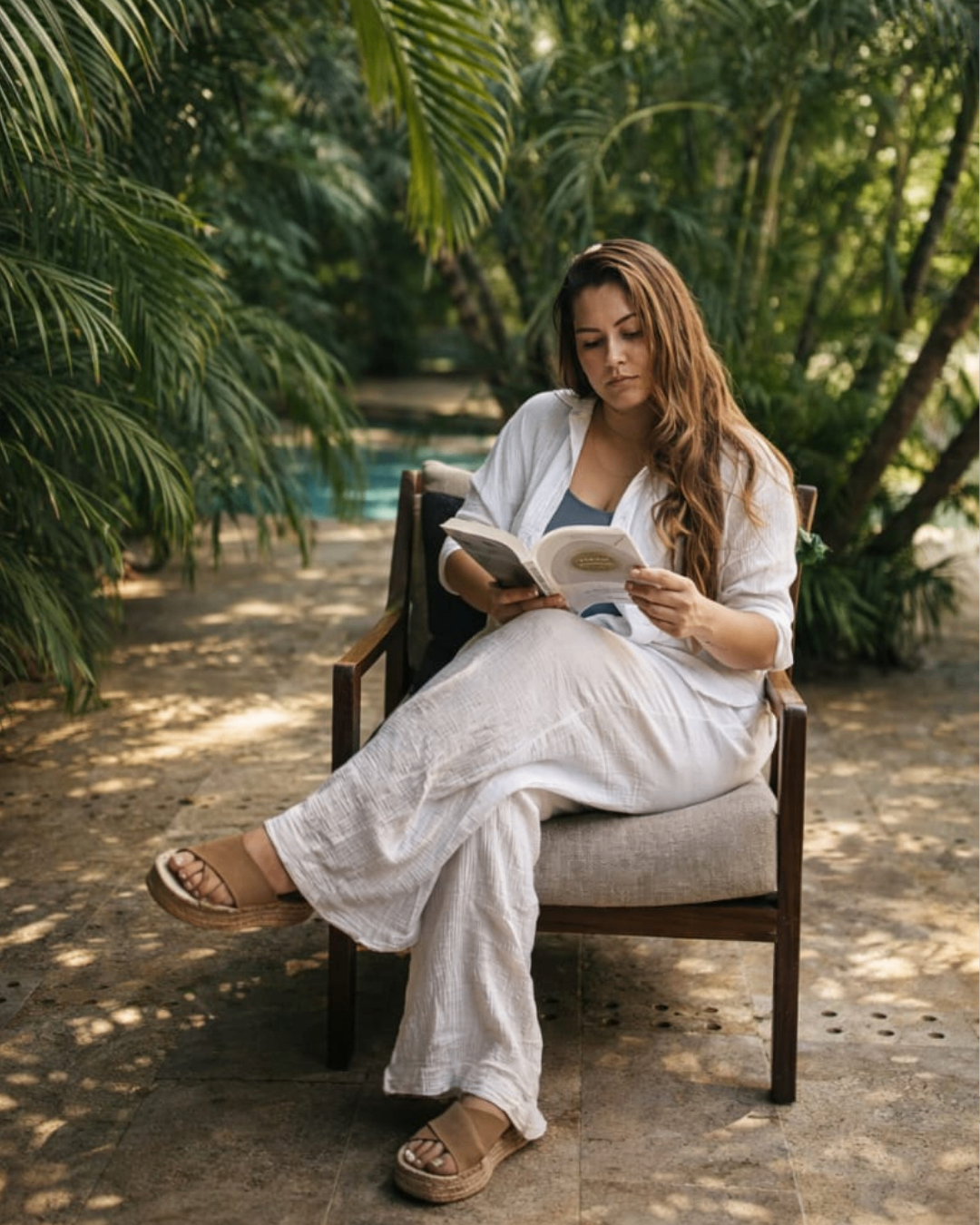 Estela García leyendo en un entorno natural